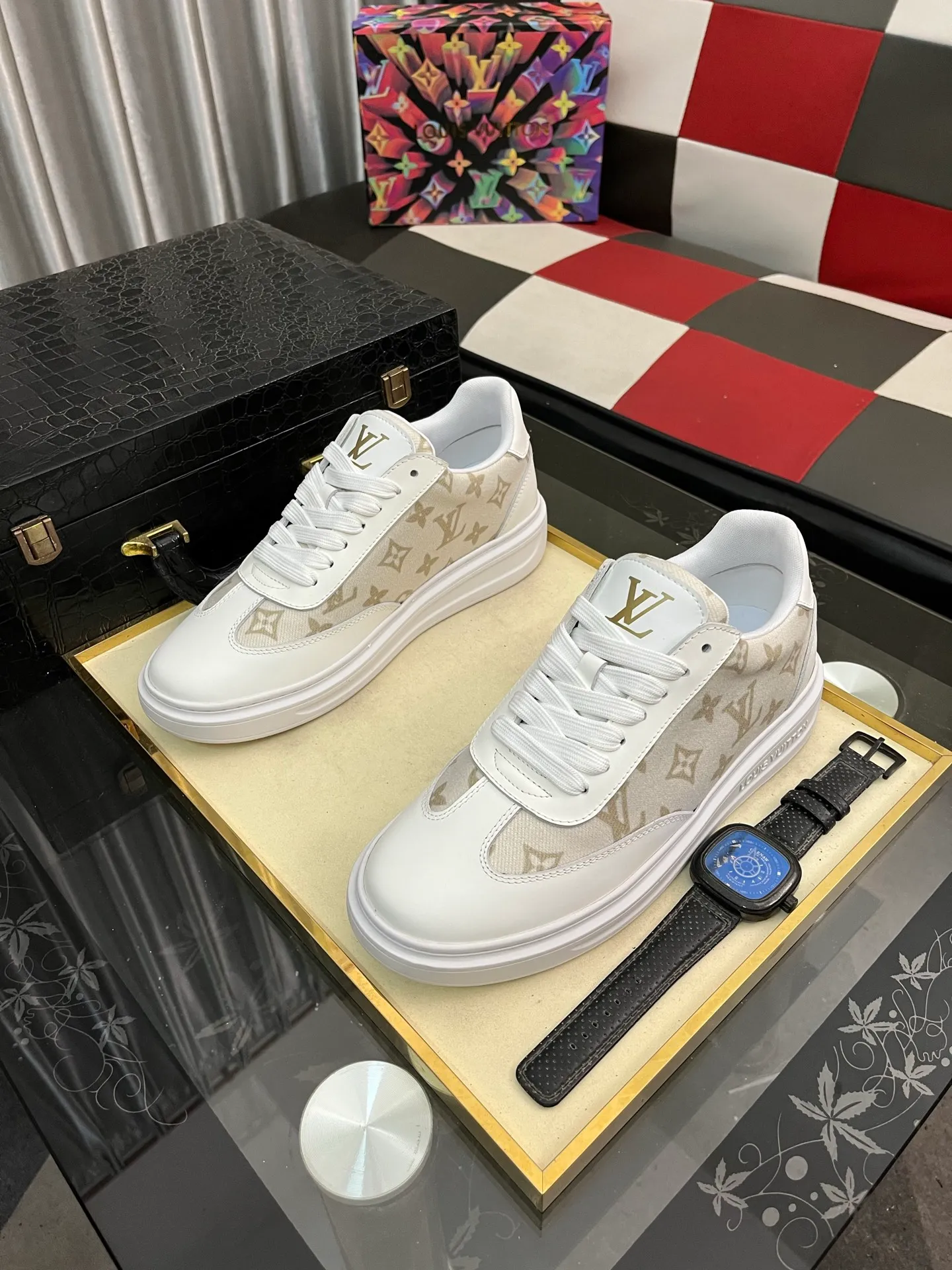 Men's shoes 💰540⌚️⌚️ Louis vuitton/LV Louis Vuitton 》Original quality.~ Unique modern style sneakers. 🏃A must-have casual shoe for trendy men😍😍 Original brand imported from Italy, imported original leather, sheep lining (refuses to discolor and grind feet) Sole: Original sole provided by the original factory, French lazy style design ⚠️Fit to the feet, original quality, super comfortable original sole. Code number: 38-445️⃣Colors available
